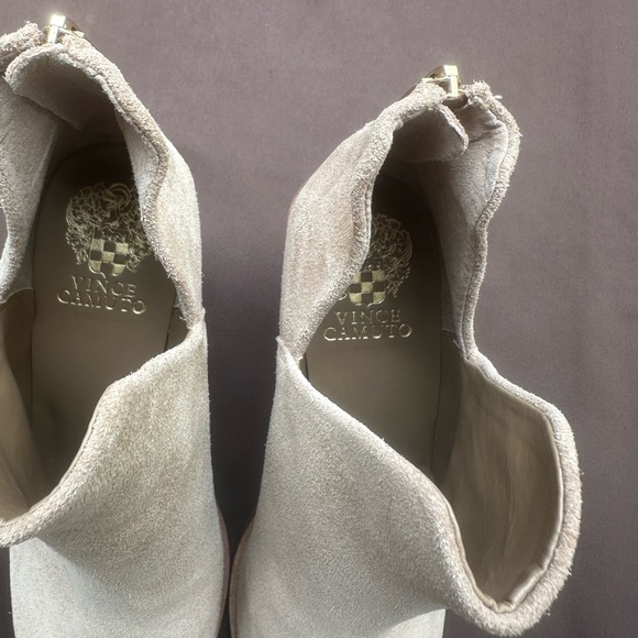 NWOB Vince Camuto Bibestie Bootie size 9
Color: Beige Suede? - Picture 6 of 9